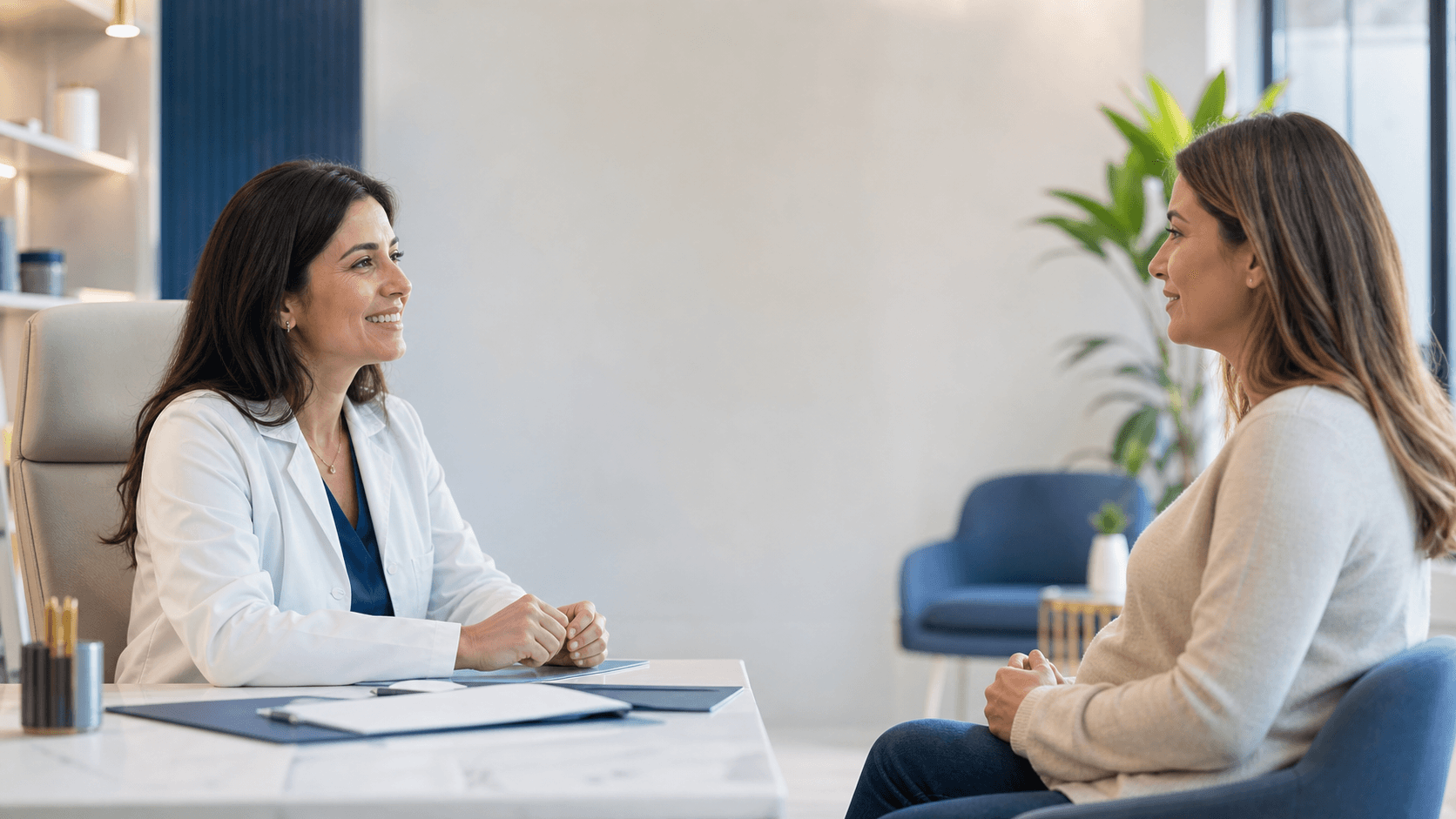 Médica conversando com paciente em consultório